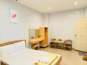 Un dormitorio con una cama, un escritorio y una mesa. en Motel Mốt, en Da Nang 16 fotos más