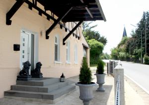 a building with some statues in front of it at Loftartiges Wohnen mit 4 separaten Schlafbereichen in Au in der Hallertau