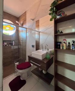 a bathroom with a toilet and a sink and a shower at Casa 3 quartos na Estrada Real e Caminho de São Tiago in Ouro Branco