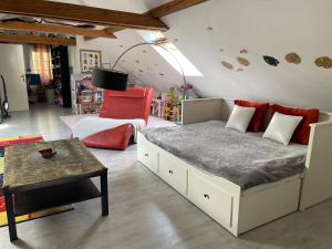 a living room with a bed and a table at Loftartiges Wohnen mit 4 separaten Schlafbereichen in Au in der Hallertau