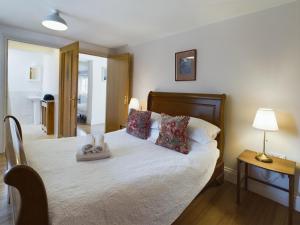 Katil atau katil-katil dalam bilik di Tranquil Retreat in Devauden Countryside +2 gambar