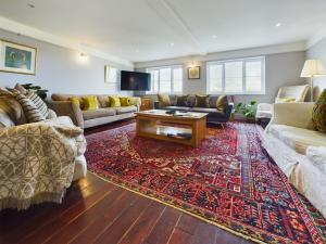 Ruang duduk di Tranquil Retreat in Devauden Countryside