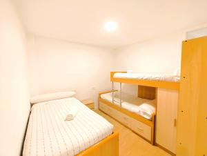 Una pequeña habitación con dos literas. en SKI & SNOW APARTMENTS - PLAZA DE PRADOLLANO - Junto a los Telecabinas by TODOSIERRANEVADA, en Sierra Nevada