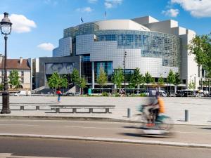 une personne faisant du vélo devant un bâtiment dans l'établissement Mercure Paris Bastille Saint Antoine, à Paris