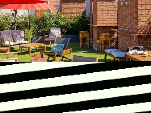 un groupe de chaises, de tables et d'un parasol dans l'établissement Mercure Paris Bastille Saint Antoine, à Paris