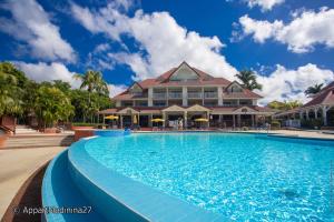 ein großes Schwimmbad vor einem Gebäude in der Unterkunft Studio Saint Vincent 13 in Sainte-Luce + 27 Fotos