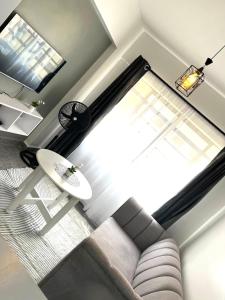 キスムにあるHappy Homesのソファとテーブルのあるリビングルーム