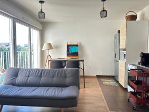 Μια τηλεόραση ή/και κέντρο ψυχαγωγίας στο Cosy T2 à 3min de la gare - Parking souterrain Gratuit & Privé - Paris & Disneyland 25min +5 φωτογραφίες