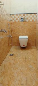 Bilik mandi di Lavanya Regency Kanchipuram