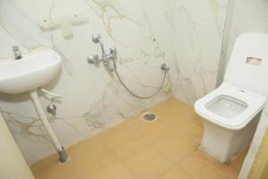 Koupelna v ubytování Hotel Rest O ITPL + 26 fotografií