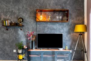 a television sitting on top of a table at Apartamento amplio con gran terraza y vistas in Monachil