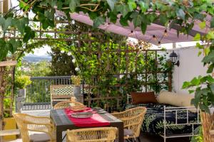 a patio with a table and chairs under a pergola at Apartamento amplio con gran terraza y vistas in Monachil