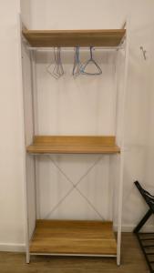 een kast met houten planken in een kamer bij Domus Regis Rooms & Apartment in Rome