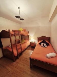 a bedroom with two bunk beds and a ladder at Hermoso departamento en Viña del Mar in Viña del Mar