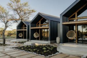 オチワロンゴにあるOtjiwa Savanna Luxury Villaの黒屋根の黒家