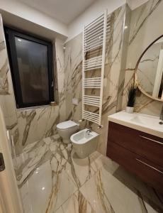 a bathroom with a toilet and a sink at Residenza Marcelli in Isernia +18 photos