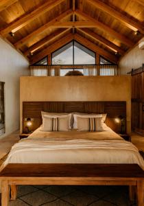 オチワロンゴにあるOtjiwa Savanna Luxury Villaの大きなベッドと大きな窓のある寝室 +45枚の写真