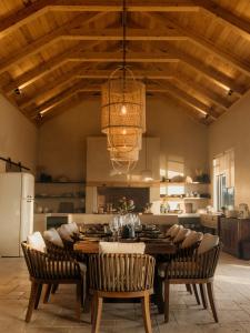 オチワロンゴにあるOtjiwa Savanna Luxury Villaのテーブルと椅子のあるダイニングルーム