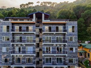 Fotografie z fotogalerie ubytování Dochi 4-BHK apartment with Hill Views, Living Room, & Balconies v destinaci Parwanoo