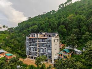 Fotografie z fotogalerie ubytování Dochi 4-BHK apartment with Hill Views, Living Room, & Balconies v destinaci Parwanoo