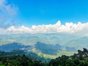 Fotografie z fotogalerie ubytování Dochi 4-BHK apartment with Hill Views, Living Room, & Balconies v destinaci Parwanoo