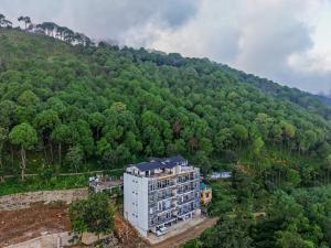 Fotografie z fotogalerie ubytování Dochi 4-BHK apartment with Hill Views, Living Room, & Balconies v destinaci Parwanoo + 10 fotografií