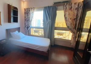 une chambre avec un lit et une fenêtre avec vue dans l'établissement Luxury 3 bed room apartment in rehab october city compound - modern open view luxury stay, à ‘Ezbet `Abd el-Ḥamîd 17 autres photos