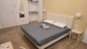 een slaapkamer met een bed met een gevulde olifant erop bij Domus Regis Rooms & Apartment in Rome