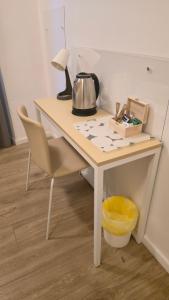 een bureau met een waterkoker en een lamp erop bij Domus Regis Rooms & Apartment in Rome