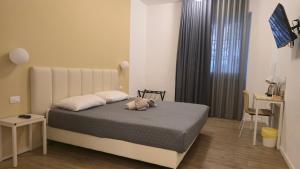 een slaapkamer met een bed in een kamer met een tafel bij Domus Regis Rooms & Apartment in Rome