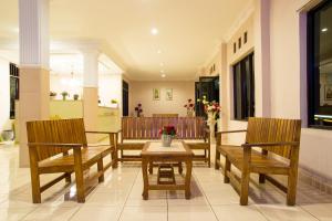 A seating area at Hotel Ledetadu