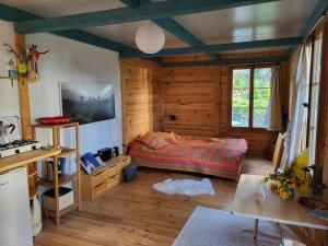 ein Schlafzimmer mit einem Bett in einem Holzzimmer in der Unterkunft Casa Tara Ruhe und Entspannung, Natur pur in Acardece