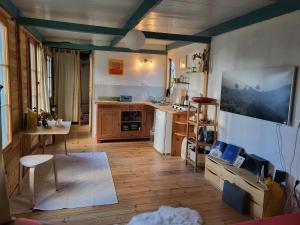 Zimmer mit einer Küche mit einem Tisch und einer Theke in der Unterkunft Casa Tara Ruhe und Entspannung, Natur pur in Acardece