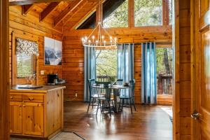 ein Esszimmer mit Tisch und Stühlen in einer Hütte in der Unterkunft Blackberry Cobbler - Private Fall Escape, Hot Tub, Scenic Views, Dogs in Pigeon Forge