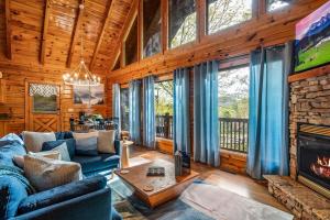 ein Wohnzimmer mit Couch und Kamin in der Unterkunft Blackberry Cobbler - Private Fall Escape, Hot Tub, Scenic Views, Dogs in Pigeon Forge
