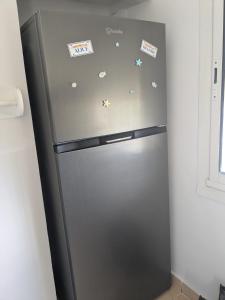 ナルボンヌにあるCharmante maison vue merの冷蔵庫(ステッカー付)