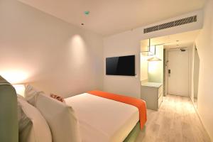 TV a/nebo společenská místnost v ubytování Ira by Orchid Hyderabad Hitech City Mindspace IT Park