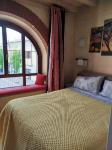une chambre avec un lit et une fenêtre dans l'établissement B&B Corte del Centro, à Novate Milanese