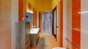 een badkamer met wastafel, douche en toilet bij Wonderful downtown apartment-HD NETFLIX, KING-SIZE BED, two minutes' walk from metro in Milaan +26 foto's