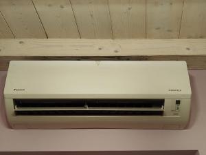 un four grille-pain posé sur un comptoir dans l'établissement B&B Corte del Centro, à Novate Milanese