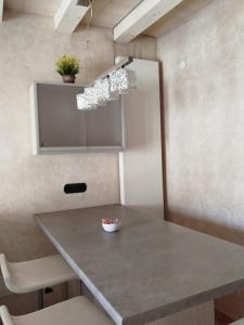 une cuisine avec une table et un lustre dans l'établissement B&B Corte del Centro, à Novate Milanese