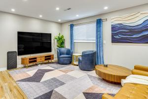 マレーにあるHike and Ski Condo 8 Mi to Dtwn Salt Lake City!のリビングルーム(大型テレビ、青い椅子付)