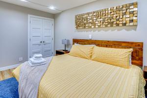 マレーにあるHike and Ski Condo 8 Mi to Dtwn Salt Lake City!のベッドルーム1室(黄色の掛け布団付きのベッド1台付)