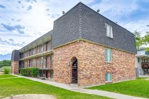 マレーにあるHike and Ski Condo 8 Mi to Dtwn Salt Lake City!の黒屋根のレンガ造り