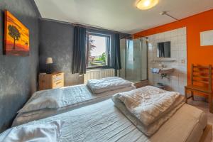 a bedroom with two beds and a window at Ludogite au coeur des Hautes-Fagnes in Sourbrodt