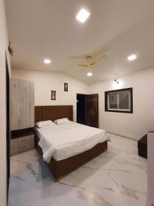 a bedroom with a large bed in a room at Comfort Backwater Villa in Wādhiware