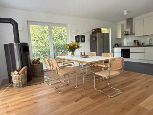 a kitchen with a table and chairs in a room at Eichenheim in Kirch Jesar