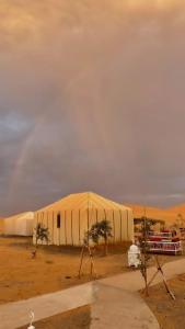 a large tent in the middle of the desert at Desert luxury in Hassilabied