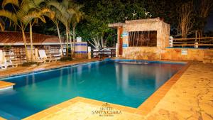 Una gran piscina azul en un complejo turístico. en Hotel Boutique Santa Clara Mesa de los Santos, en Los Santos