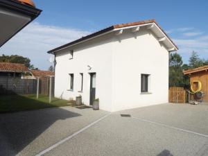 a white house with a driveway at La villa du point du jour in Lit-et-Mixe
